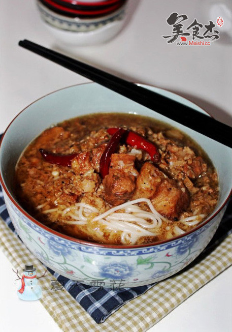酸菜红烧肉面的做法步骤：7