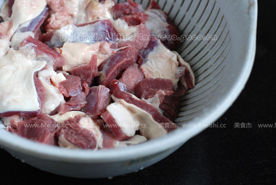 土豆烧牛肉的做法步骤：1