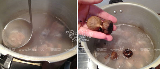 黑蒜排骨汤的做法步骤：2