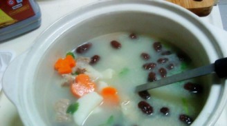 淮山胡萝卜红枣排骨汤的做法