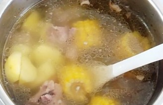 玉米土豆排骨汤的做法